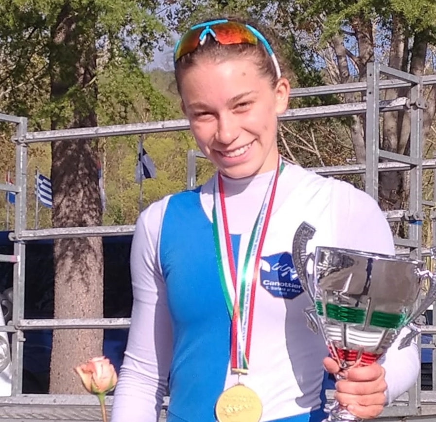 Alice Ramella sul gradino più alto del podio al Memorial d’Aloja di canottaggio