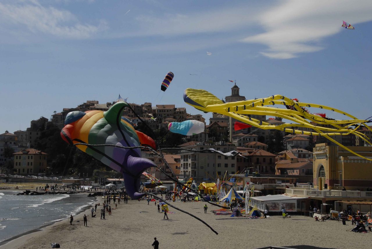 Oggi e domani Imperia invasa dagli aquiloni. Si parte alle 10: ecco il programma completo di Sol&Vento