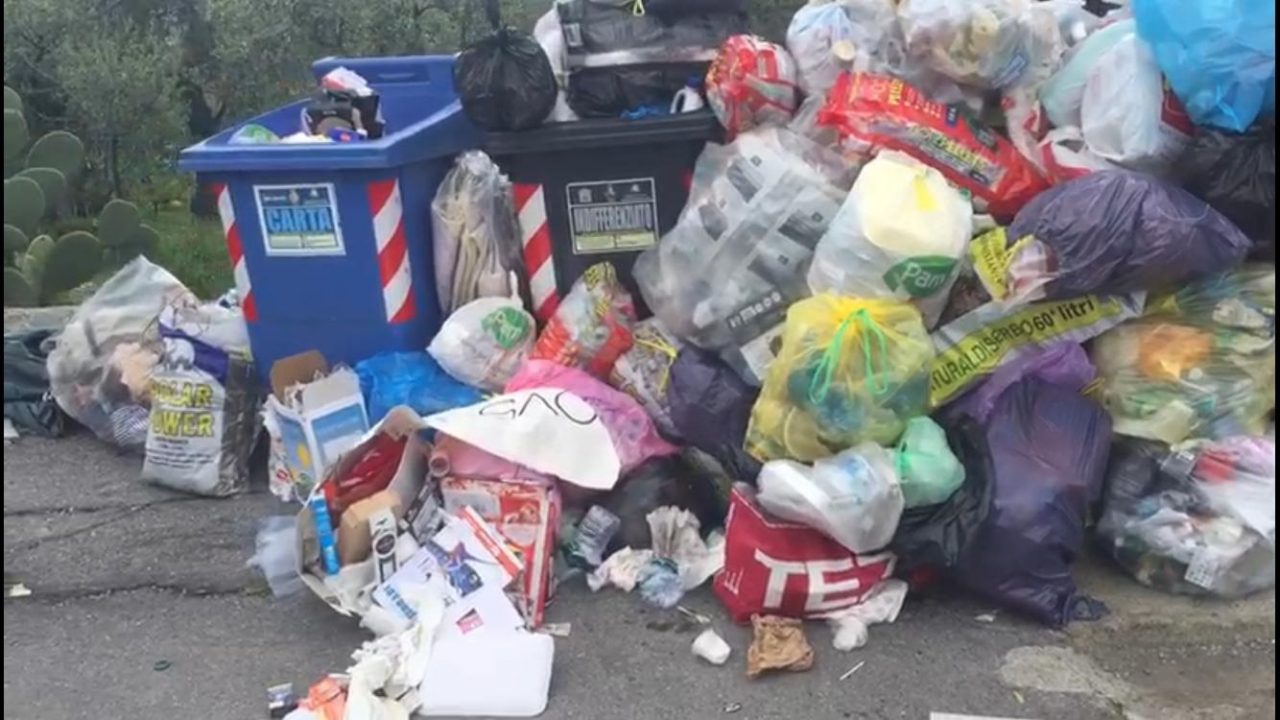 Spazzatura “differenziata” abbandonata a Poggi di Imperia