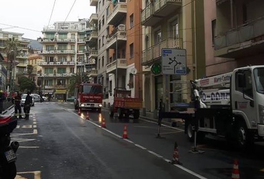 Rischio crollo parti della facciata di un palazzo: via Fiume chiusa al traffico