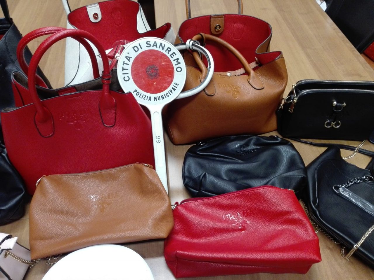 Senza permesso di soggiorno e con le borse contraffatte. Fermato 43enne a Sanremo
