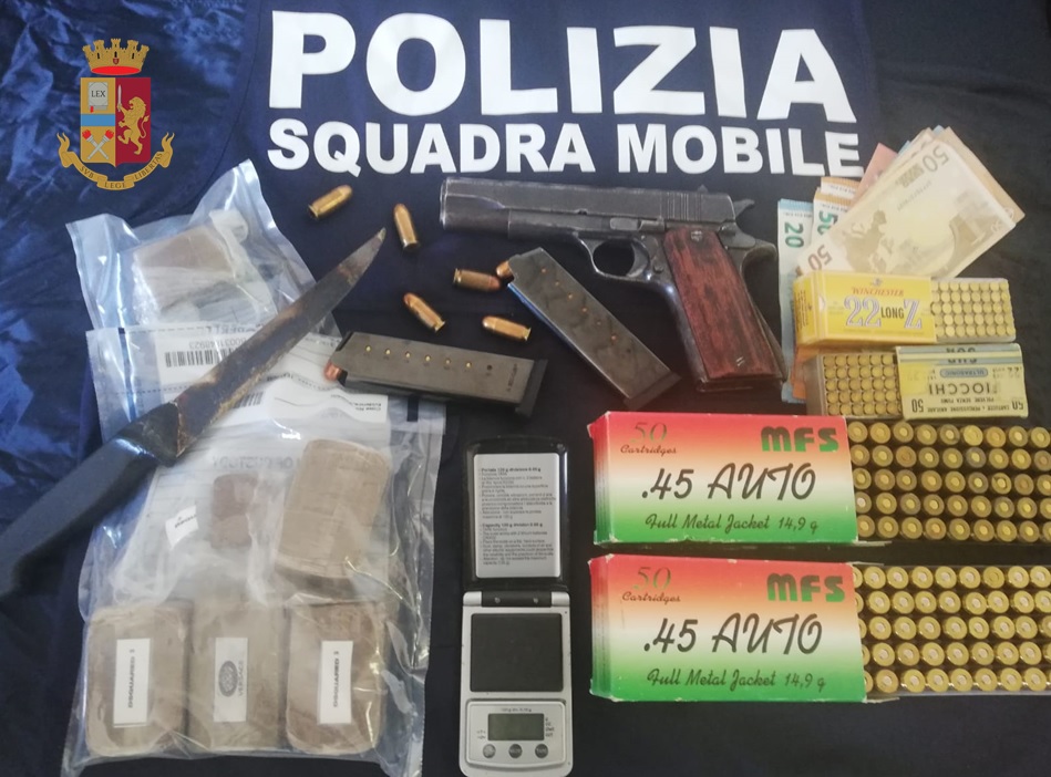 Incensurato: lavora di giorno e spaccia di sera, in casa ha una pistola