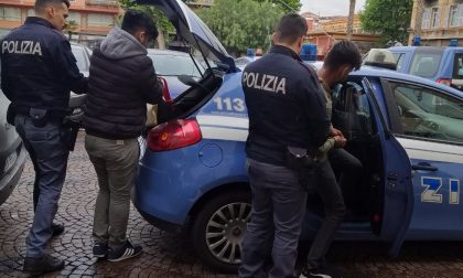 Nell'auto con 6 stranieri irregolari, arrestati due passeur