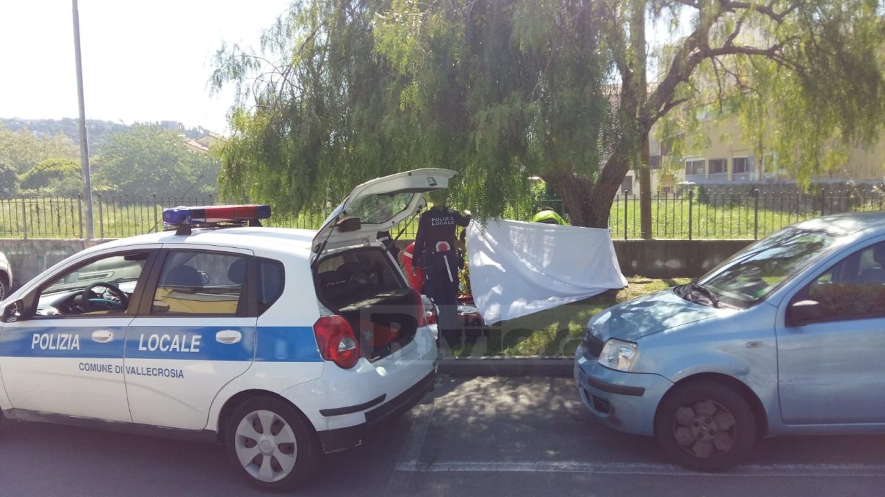 Ex poliziotto si spara con la carabina nel parcheggio