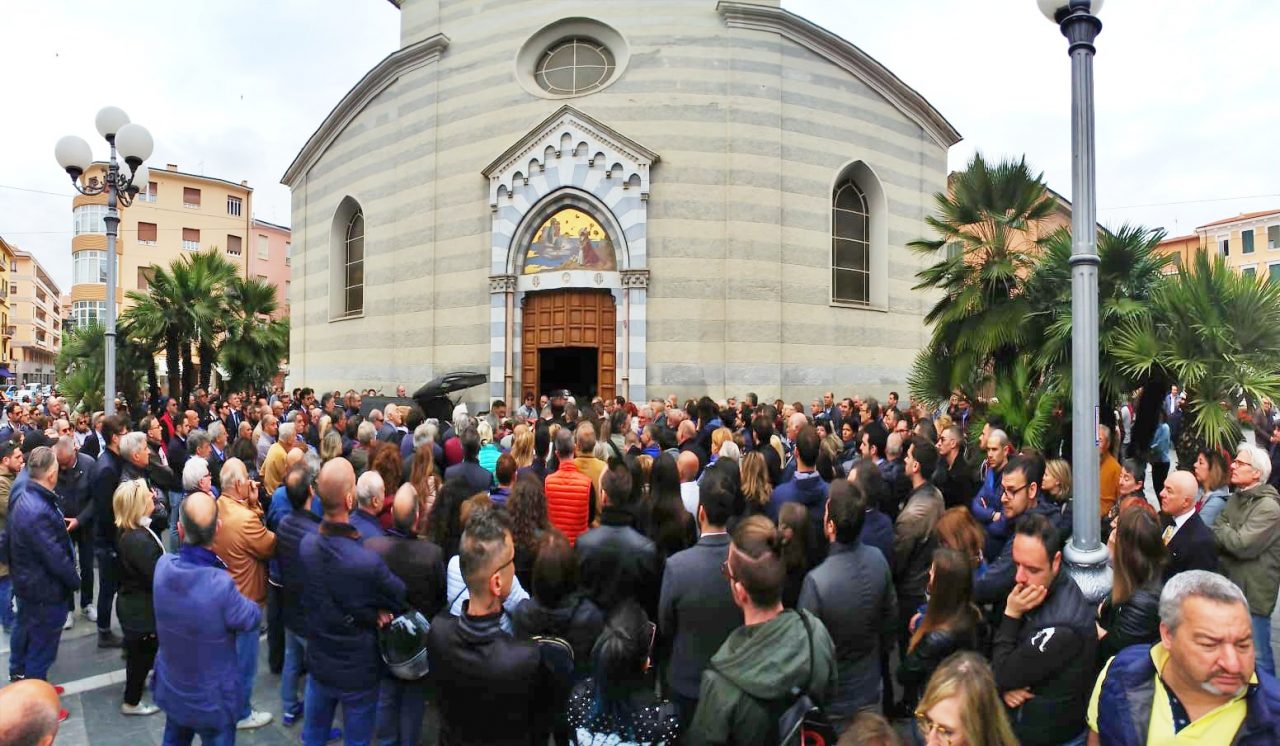 Centinaia di persone per l’ultimo saluto a Mauro Sismondini