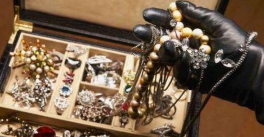 Due donne rubano gioielli per migliaia di euro a un’oreficeria