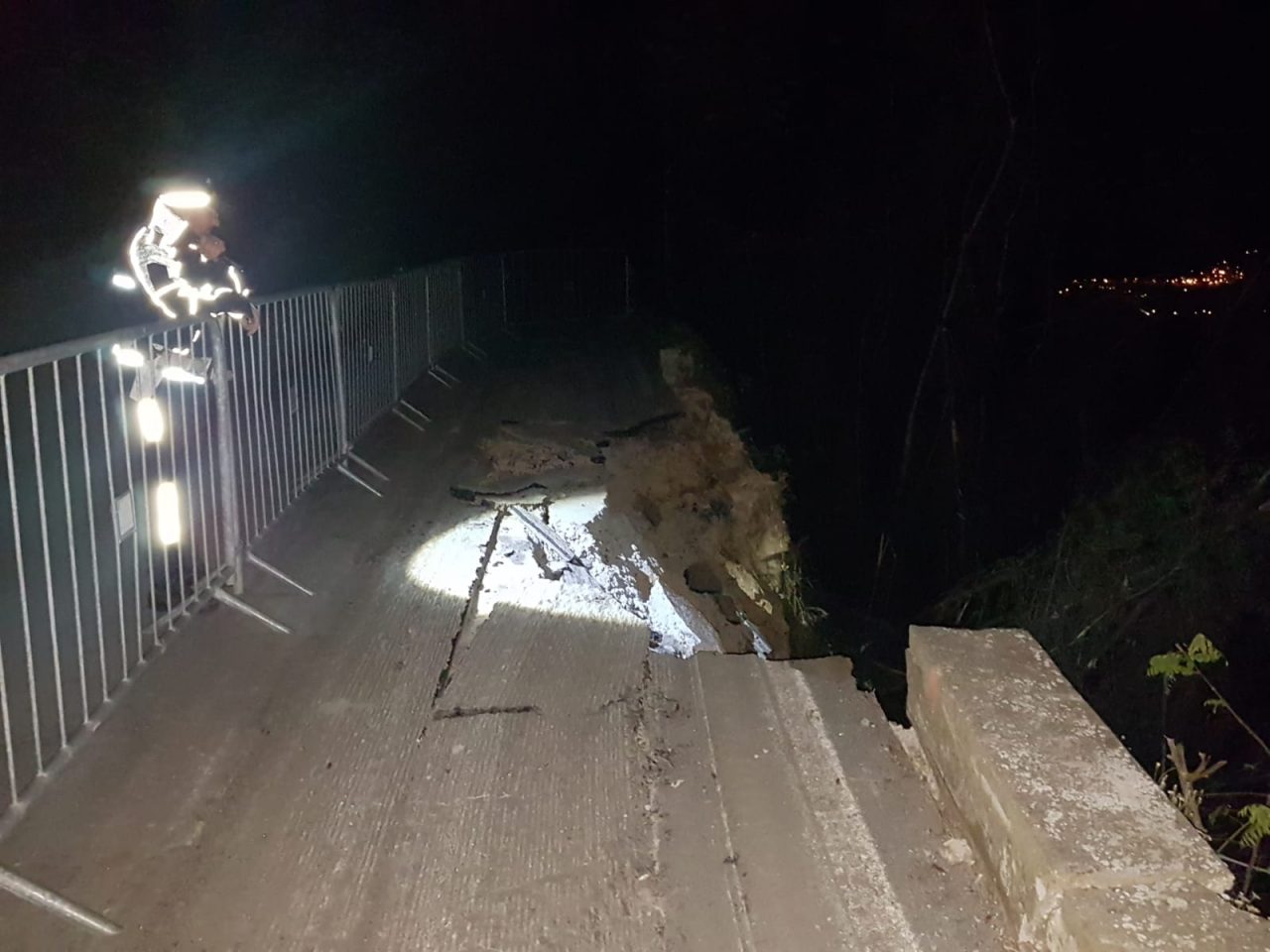 Scarificatrice precipita nella scarpata, Via Marsaglia chiusa al traffico il 2 maggio