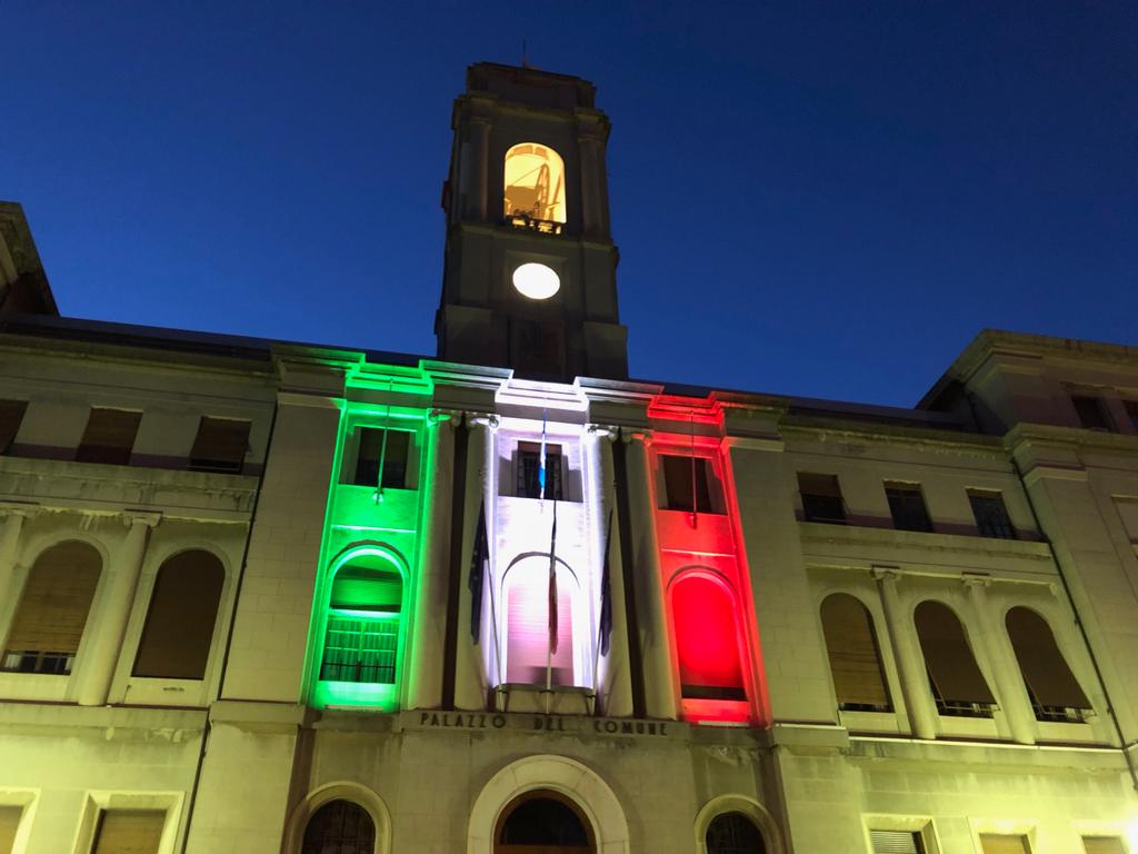 Il comune di Imperia si illumina con il tricolore per ricordare le vittime del terrorismo