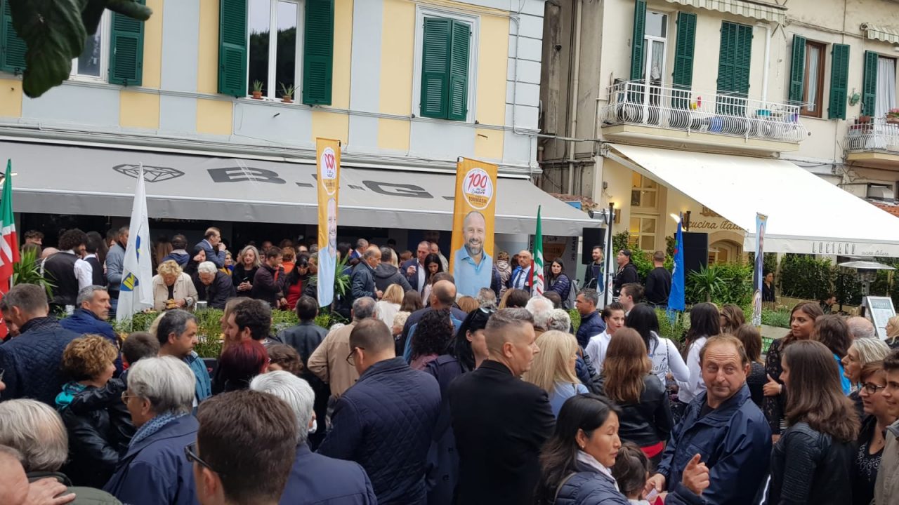 Sergio Tommasini festeggia la fine della campagna elettorale in piazza Bresca – Foto