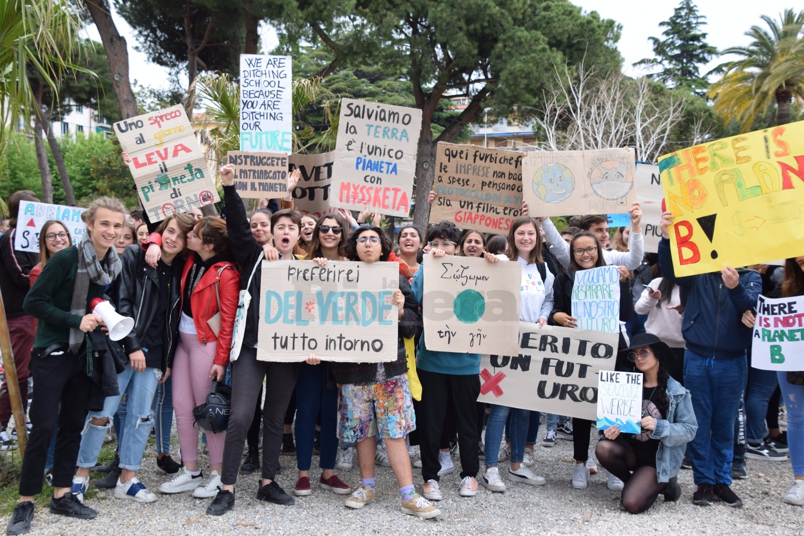 Manifestazione studenti clima scuola Ventimiglia Greta Thunberg