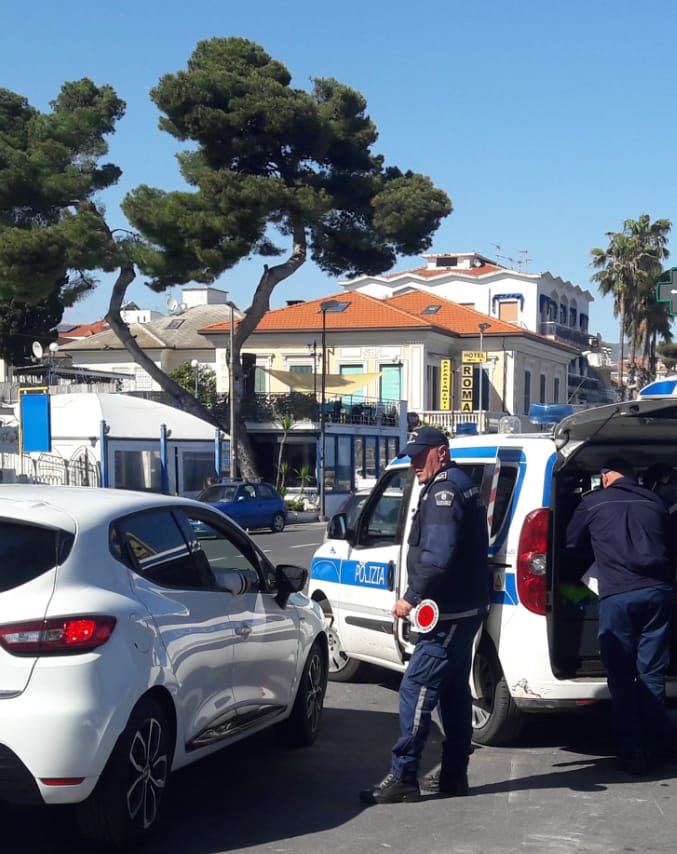 Decoro urbano: raffica di verbali a Diano Marina