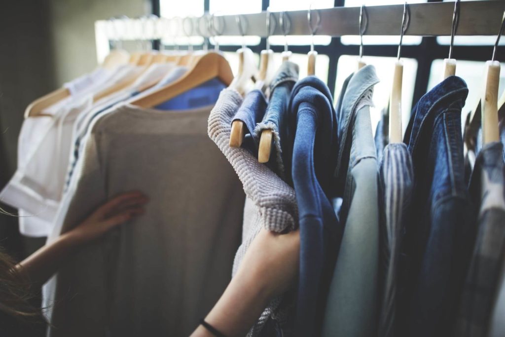 Ruba un paio di jeans, denunciato dalla Polizia