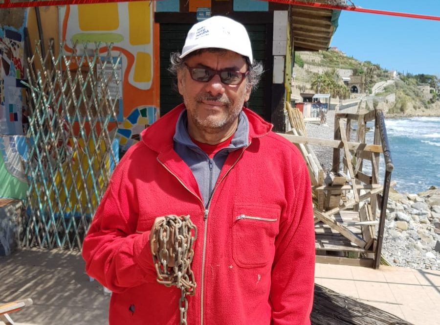 Tre Ponti, Mercurio si incatena e blocca i lavori sulla spiaggia. Video
