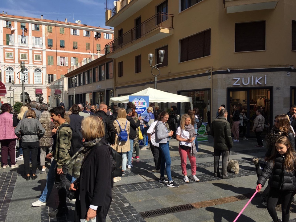 Banchetto in Via Escoffier per i candidati di Biancheri
