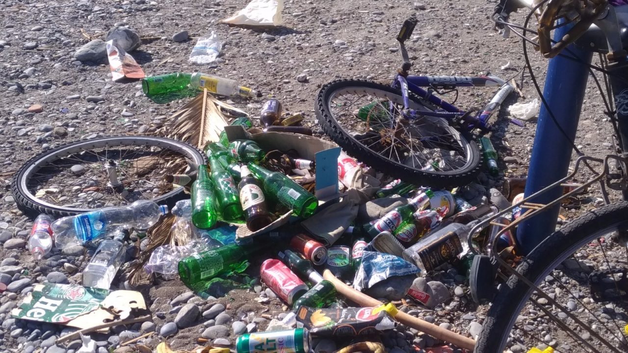 La spiaggia vicino al Roya è una scempio di sporcizia