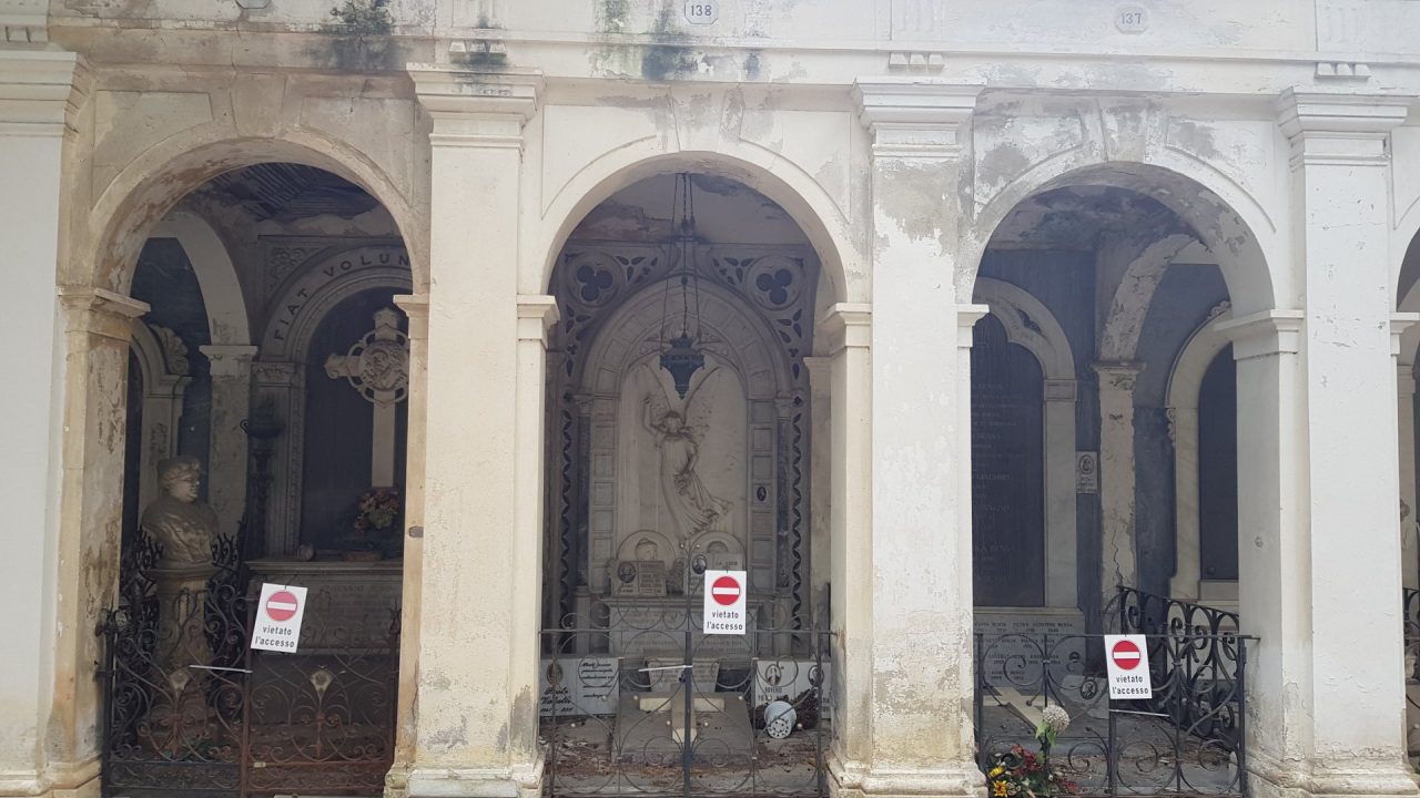 Tour nel cimitero della Foce, tra divieti di accesso e tombe pericolanti