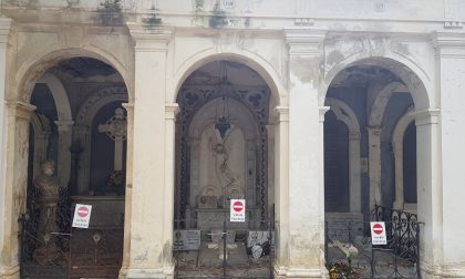 Tour nel cimitero della Foce, tra divieti di accesso e tombe pericolanti