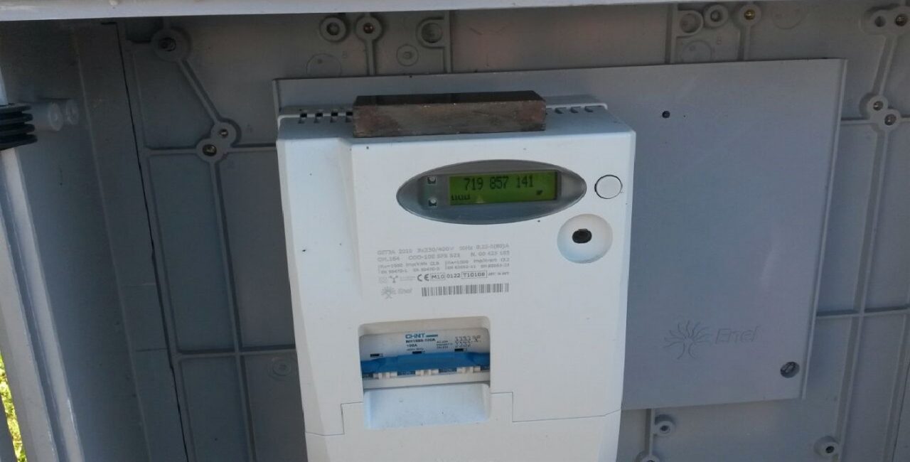 Ruba l’energia con la calamita.  Nei guai gelateria del centro