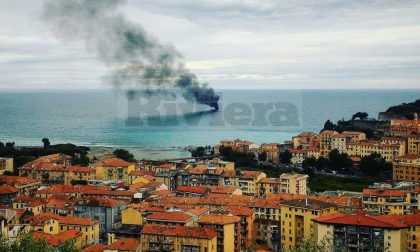 Brucia una barca al largo di Ventimiglia, equipaggio in mare/ FOTO E VIDEO