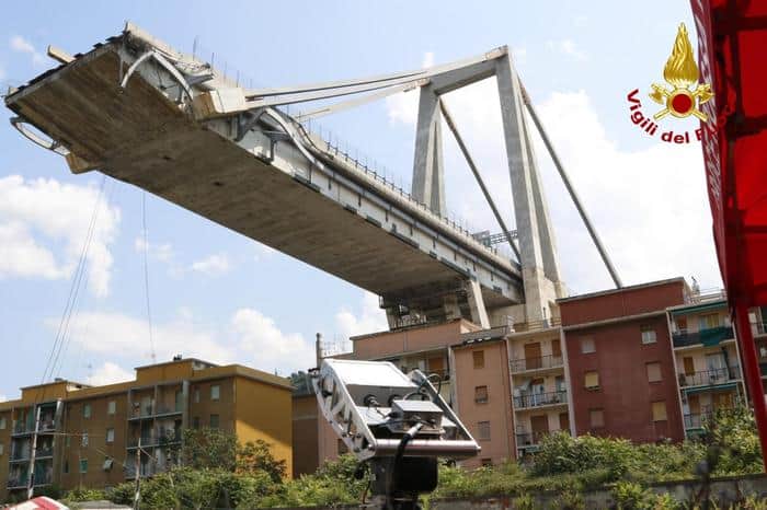 Un camion frigo con 900 kg di hashish tra i mezzi crollati con il ponte Morandi