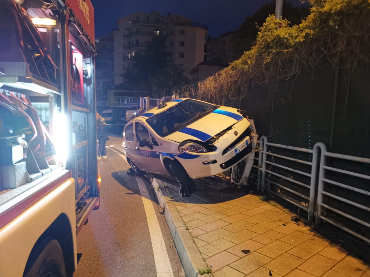 Vigili si schiantano con l’auto di servizio. Foto e video