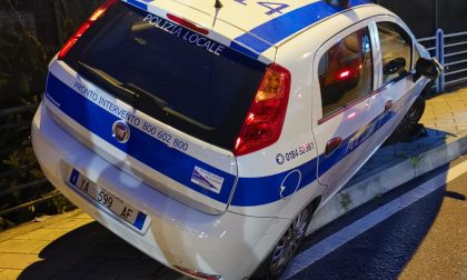 Auto dei vigili si schianta contro marciapiede. Il comune spende 8mila euro per la riparazione