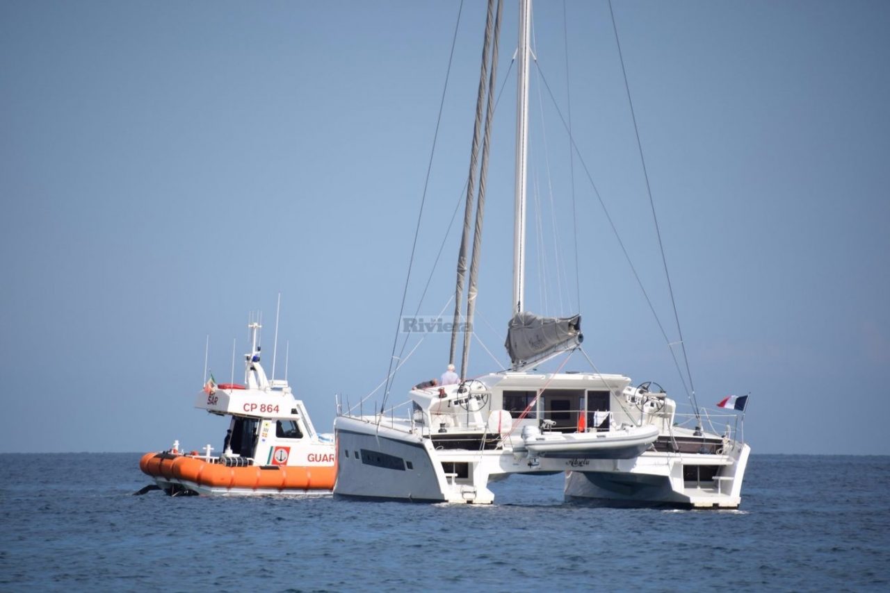 Multa di 459 euro al catamarano francese sotto costa