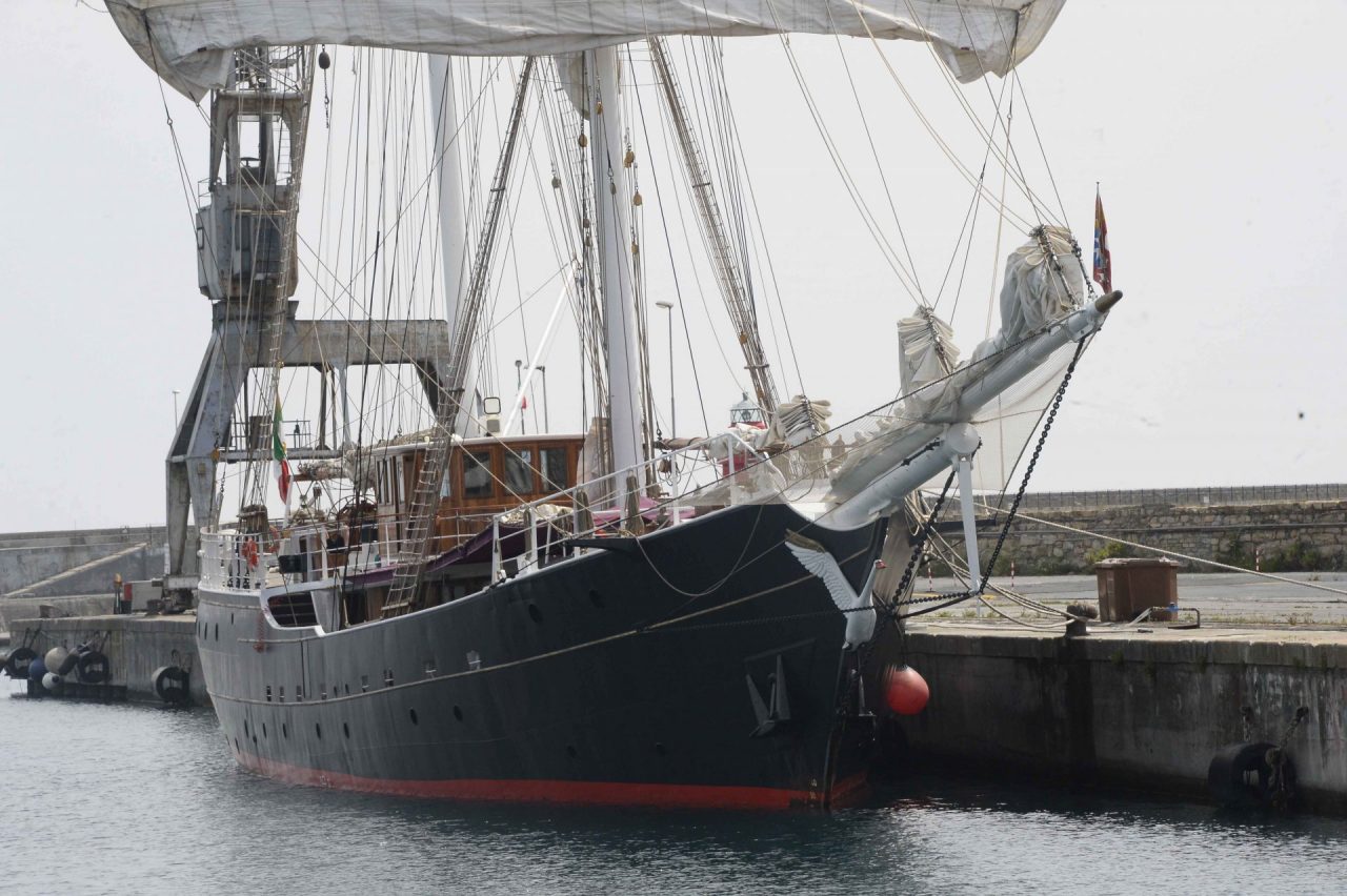 La Nave Italia attraccata al porto di Oneglia