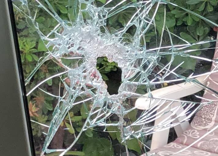Svaligiate due ville a Seglia, ladri lanciano pietre contro finestra
