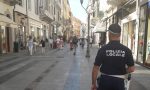 Vendeva in via Matteotti materiale contraffatto, sequestrati 100 pezzi tra borse e occhiali