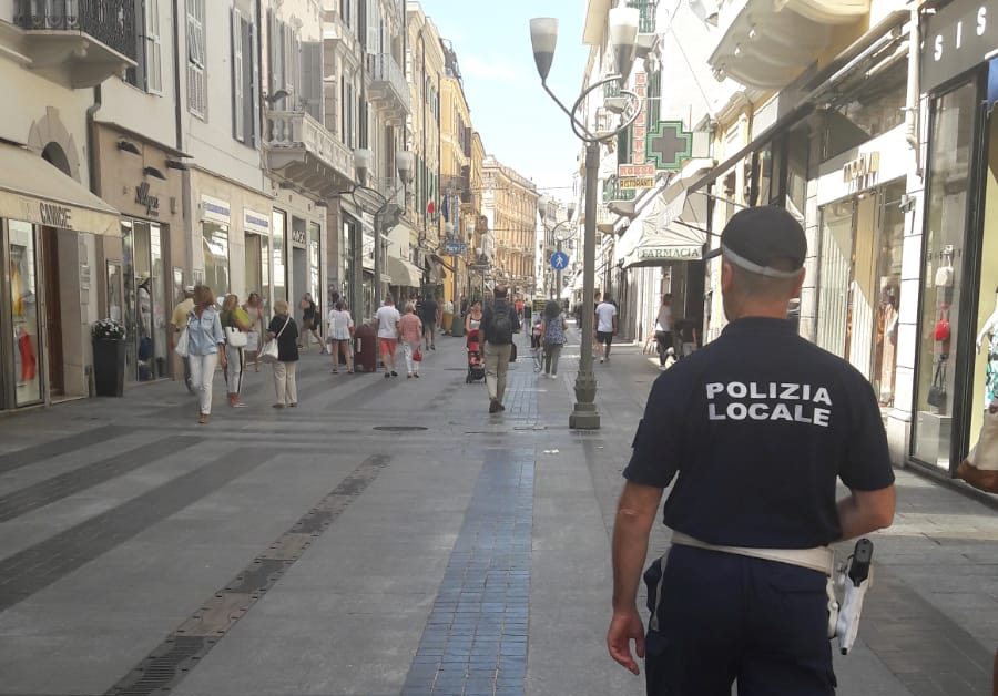 Vendeva in via Matteotti materiale contraffatto, sequestrati 100 pezzi tra borse e occhiali