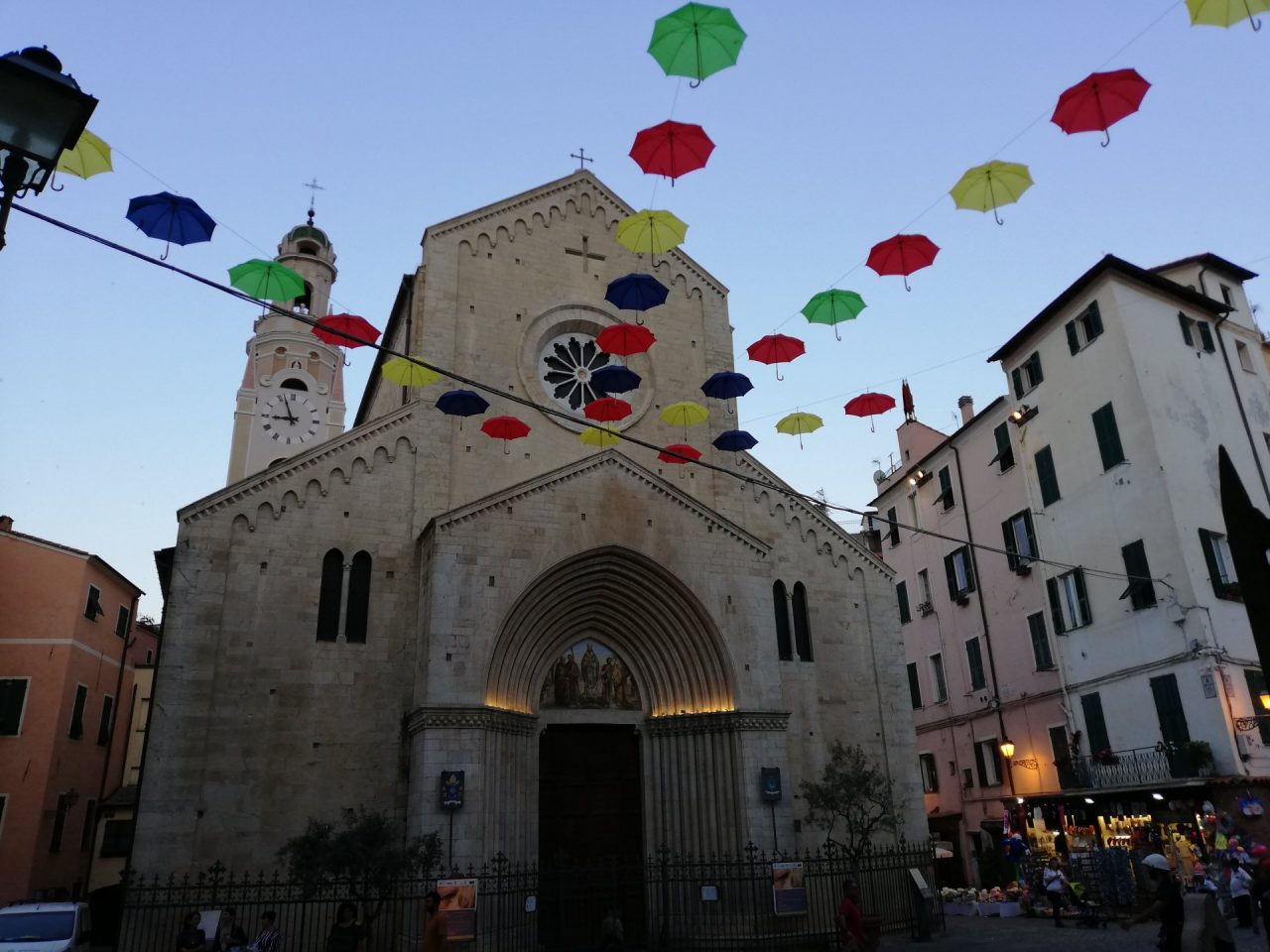 Arrivano anche a Sanremo gli ombrelli sospesi