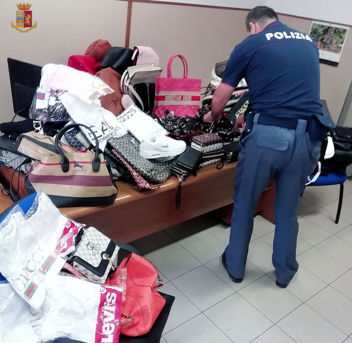 Commercio illegale: sequestrati oltre 200 articoli
