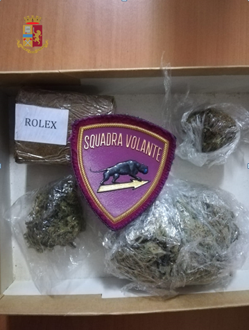 Fermati dalla polizia a Imperia con mezz’etto di hashish e marijuana sull’auto. Coppia denunciata