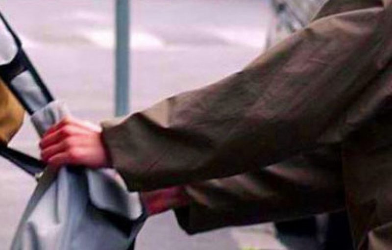 Ruba marsupio a giovane mamma: arrestato