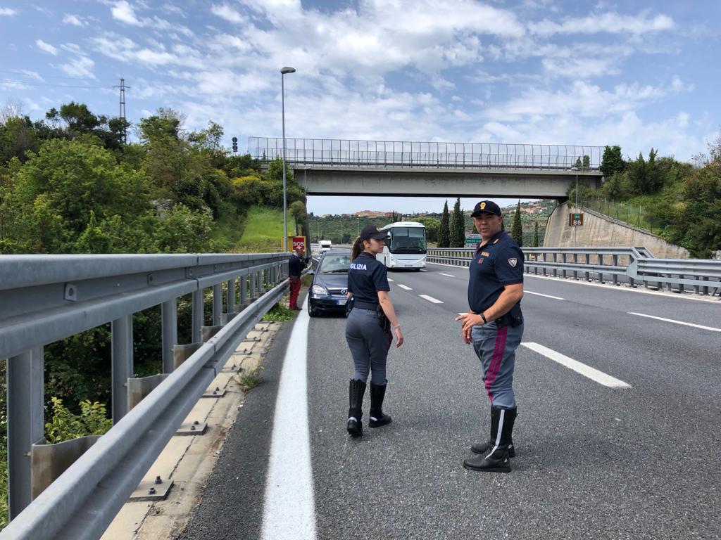 Polizia Autostradale tir lite camionisti pistola aria compressa
