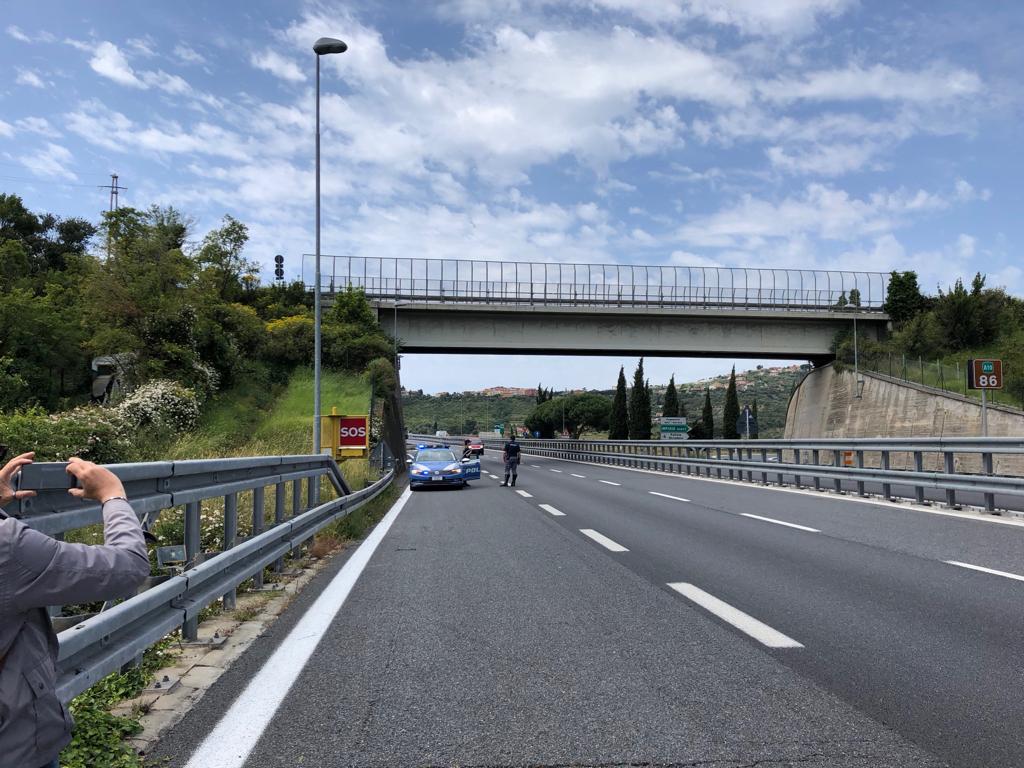 Polizia Autostradale tir lite camionisti pistola aria compressa_02