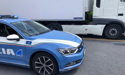 Blitz della polizia in autostrada: intercettati 26 stranieri su due tir