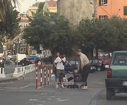 Preso a calci in faccia per strada: filmato choc a Sanremo