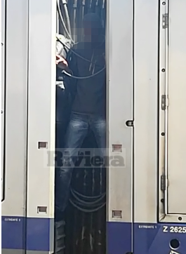 Migranti choc: ecco dove si nascondono sul treno per andare in Francia