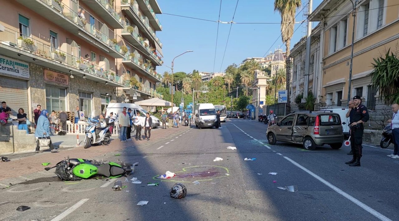 Tremendo scontro sull’Aurelia tra macchina e moto. Grave 19enne