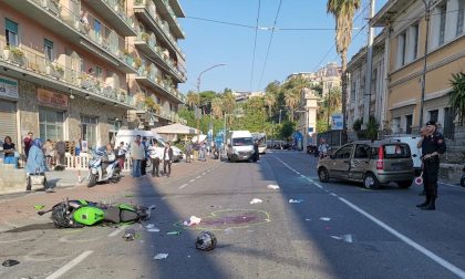 Tremendo scontro sull'Aurelia tra macchina e moto. Grave 19enne