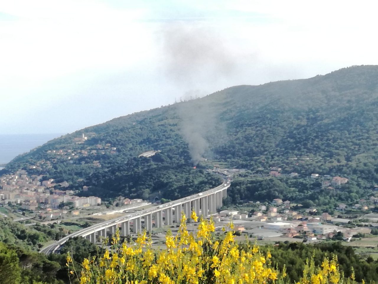 Camion in fiamme sull’A10