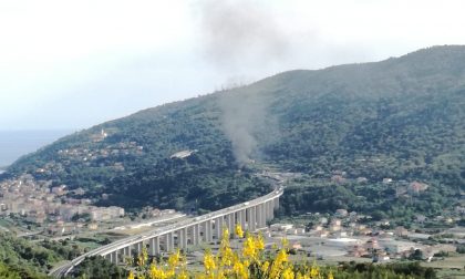 Camion in fiamme sull'A10