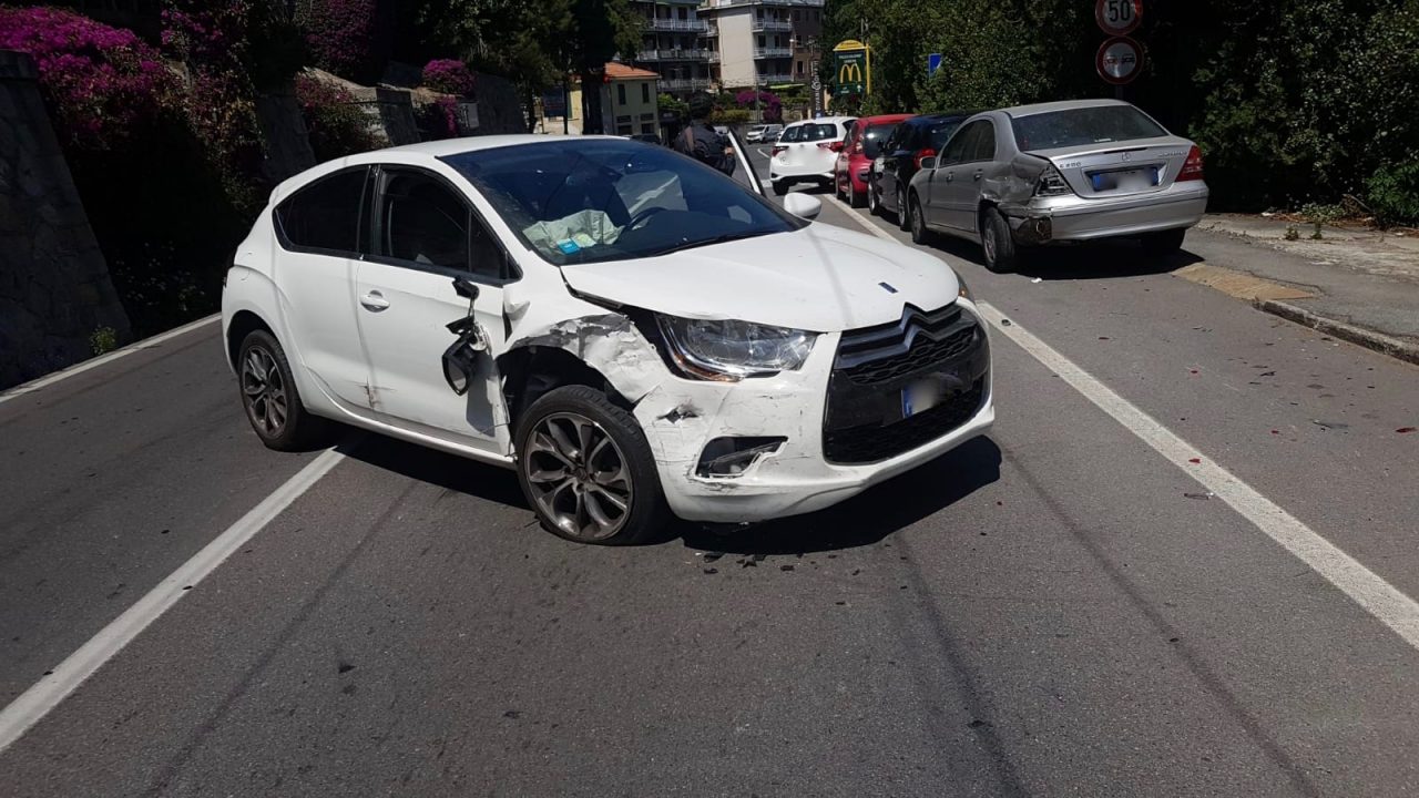Perde il controllo dell’auto e si schianta contro macchine parcheggiate