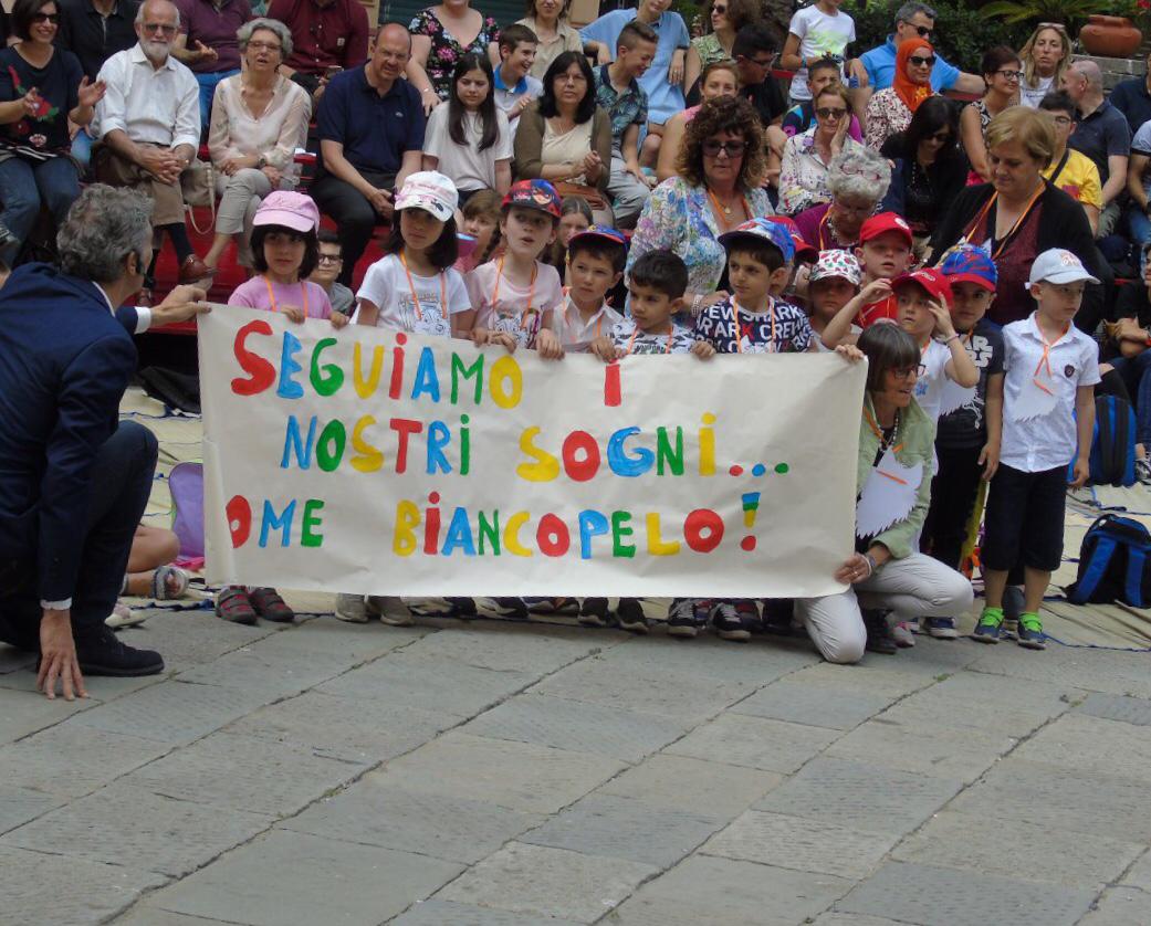 bimbi e striscione