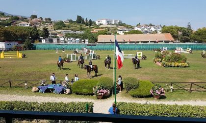 Invasione di mosche al Solaro di Sanremo per i cassoni di letame al Campo Ippico