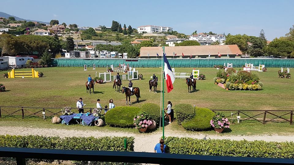 Invasione di mosche al Solaro di Sanremo per i cassoni di letame al Campo Ippico