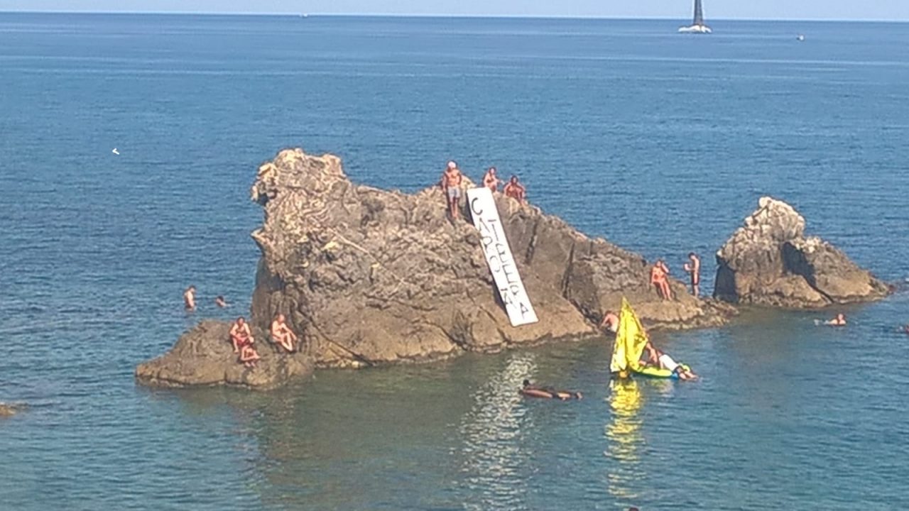 “Carola Libera” lo striscione a La Galeazza