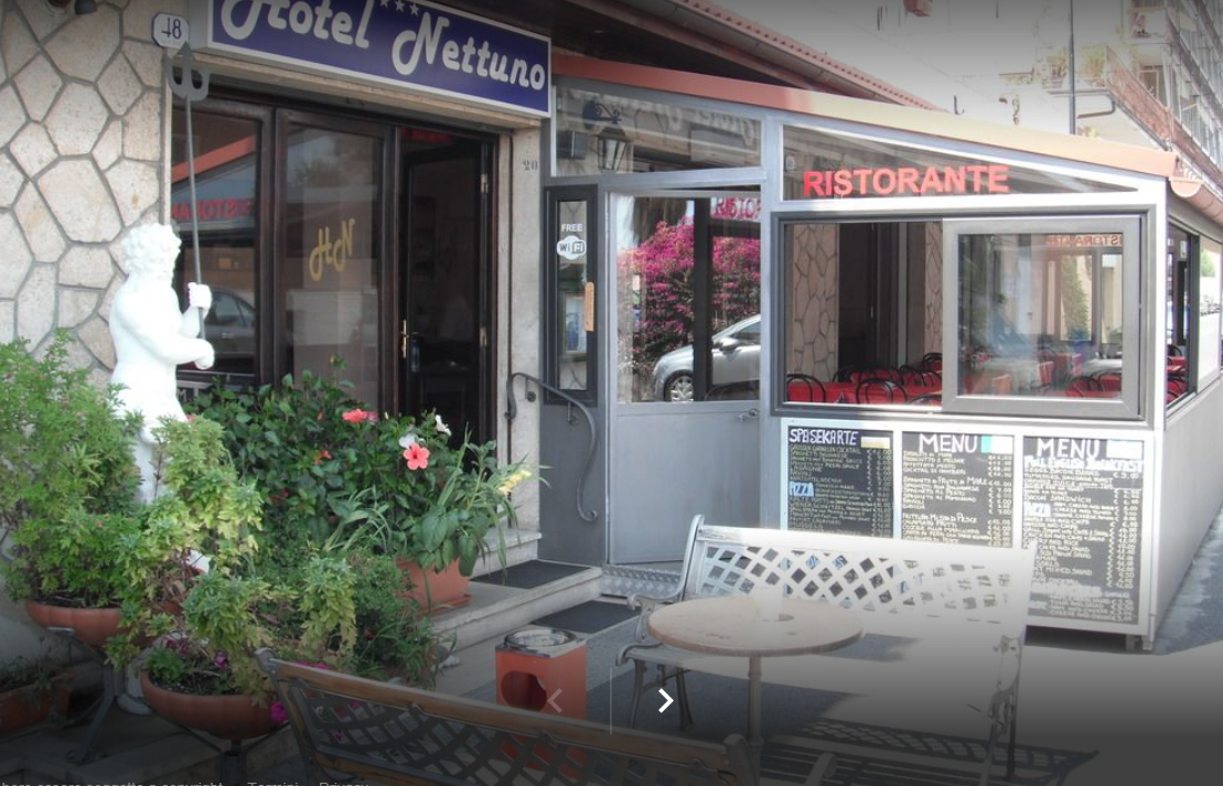 Albergatore accoltellato da un rapinatore per difendere la figlia